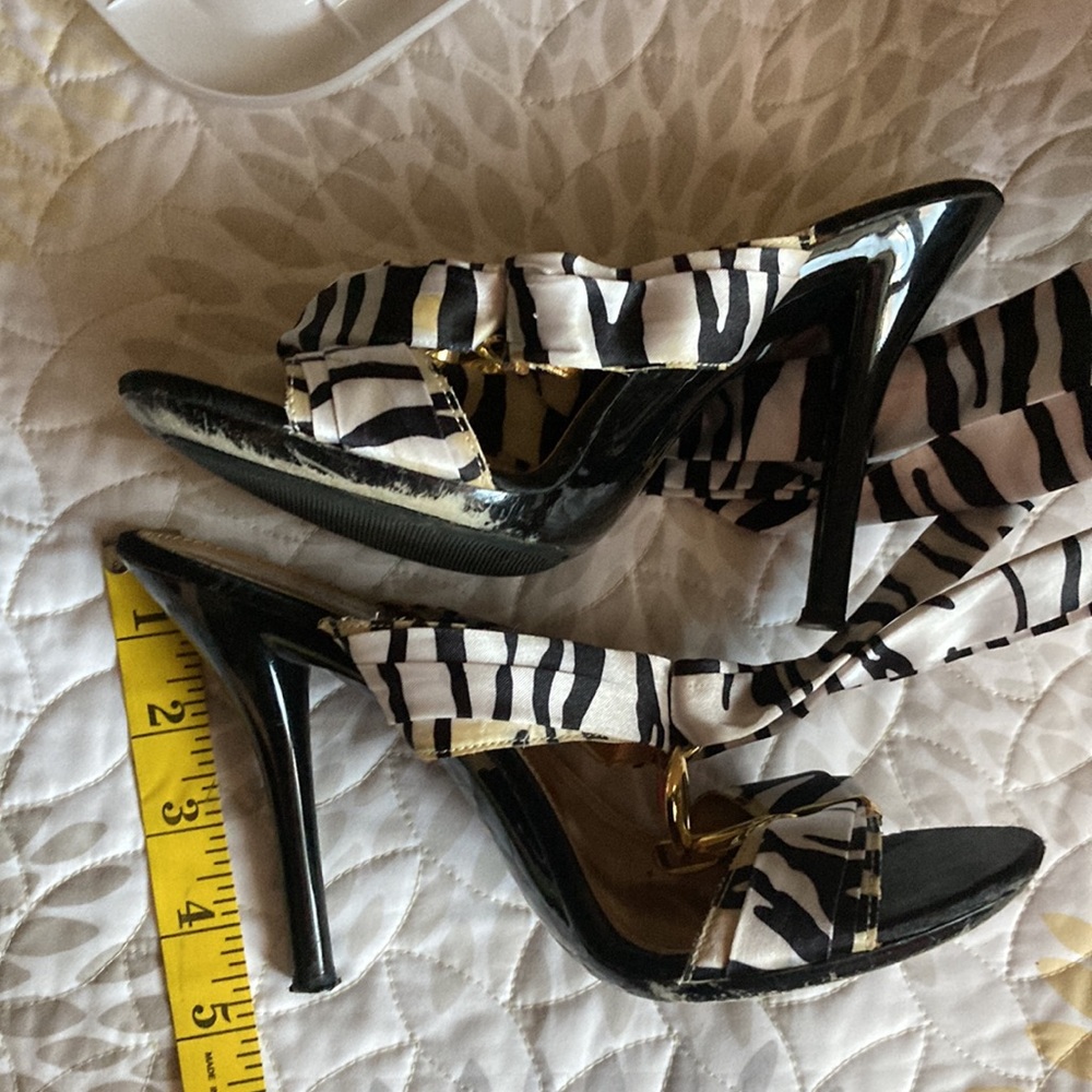 Delicious 🤩Zebra print strapped heels w/gold chain. Worn w/TLC. Excellent🔥🔥 - Picture 7 of 7